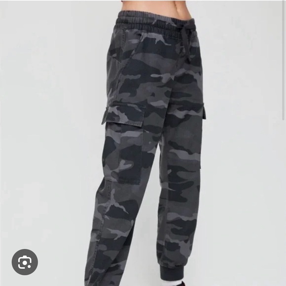 Aritzia Camouflage Cargo Jogger Style Pants - Picture 2 of 9